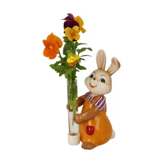 Lass Blumen sprechen, Goebel Hase mit Vase (Frontansicht mit Blumen als Deko)